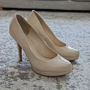 🎁 Shiny nude heels